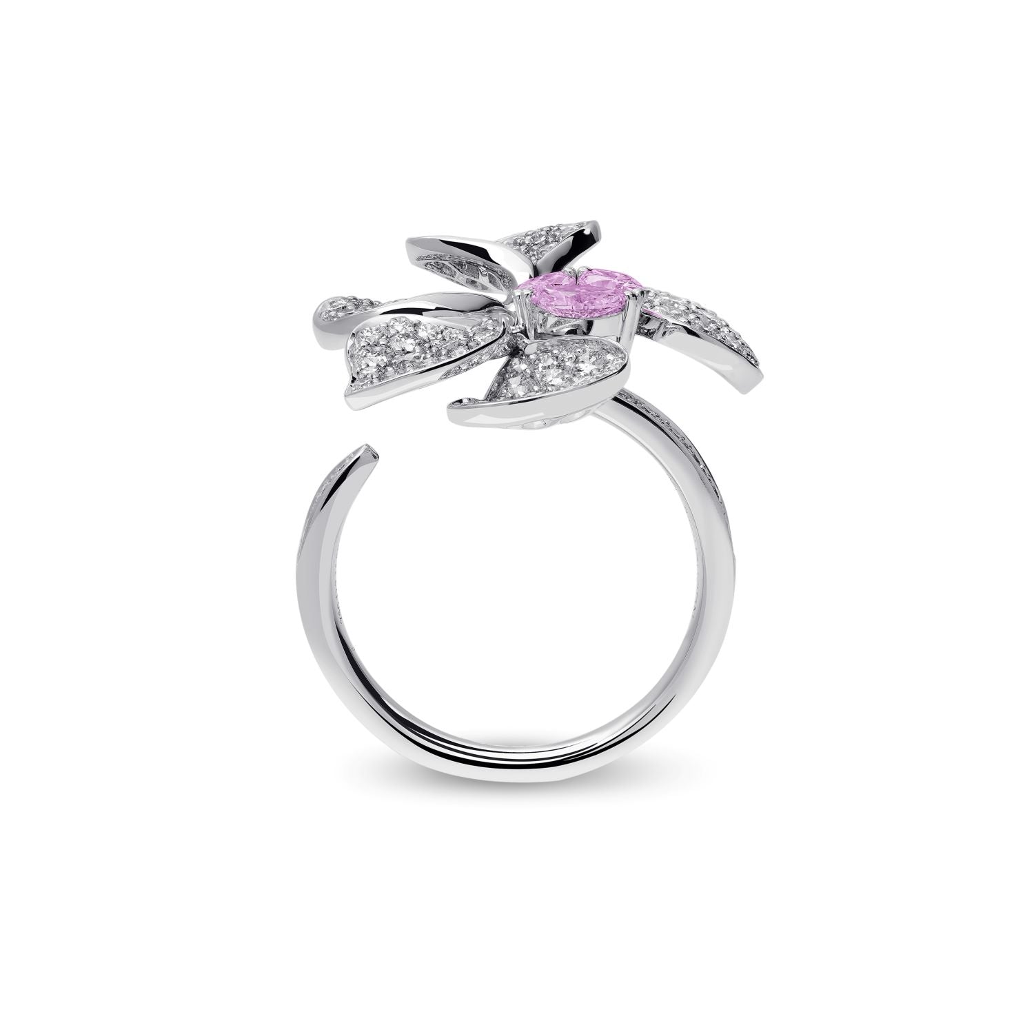 Ring with pink sapphire