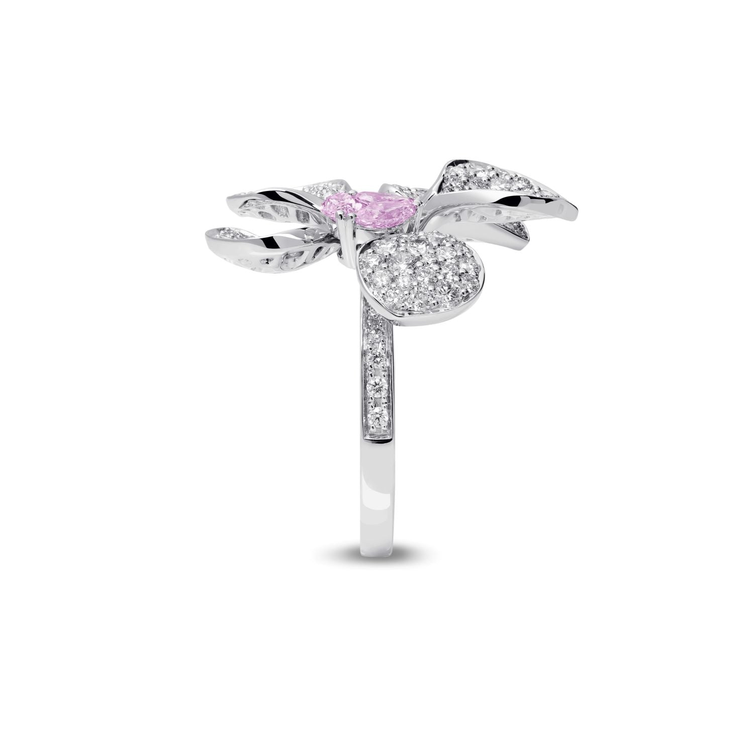 Ring with pink sapphire