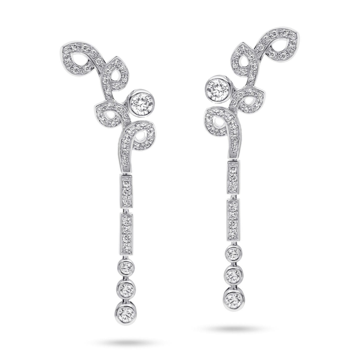 Earrings with round diamonds