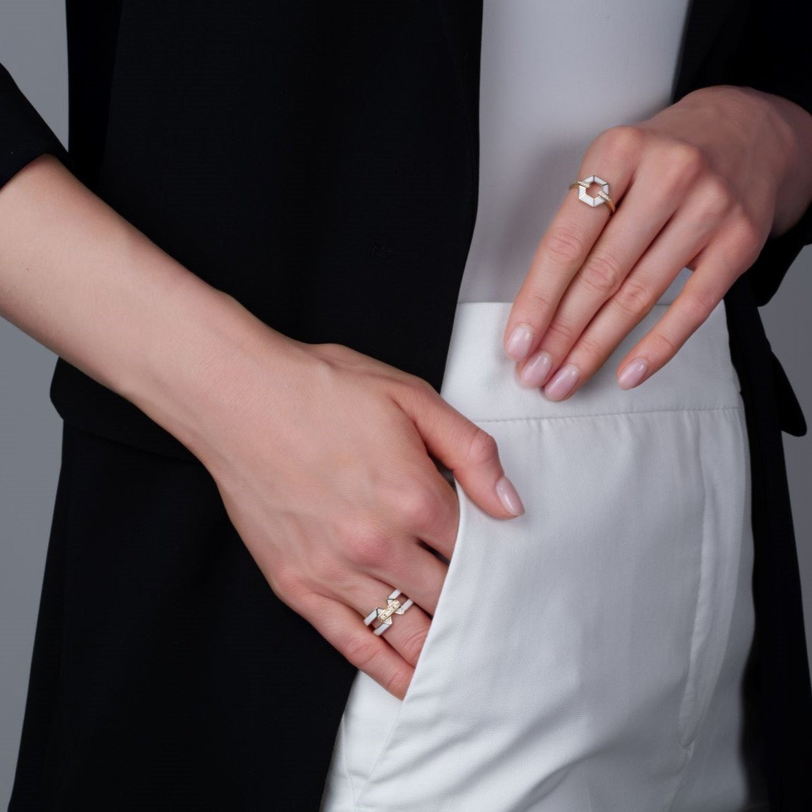 Ring mit Emaille und Diamanten