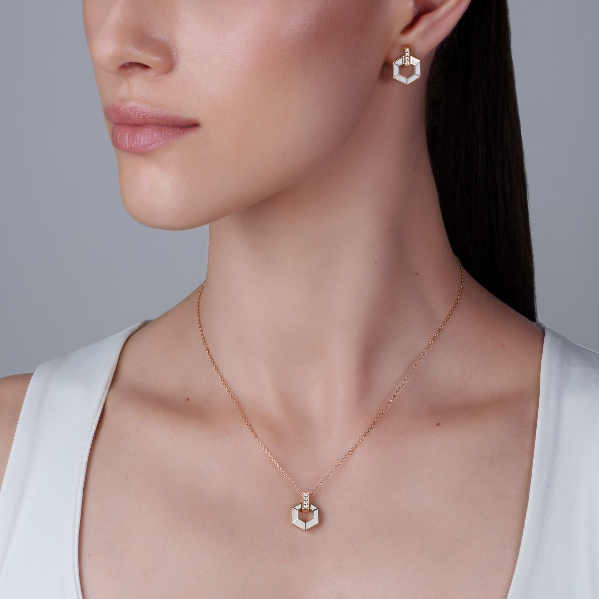 Halskette mit Emaille und Diamanten