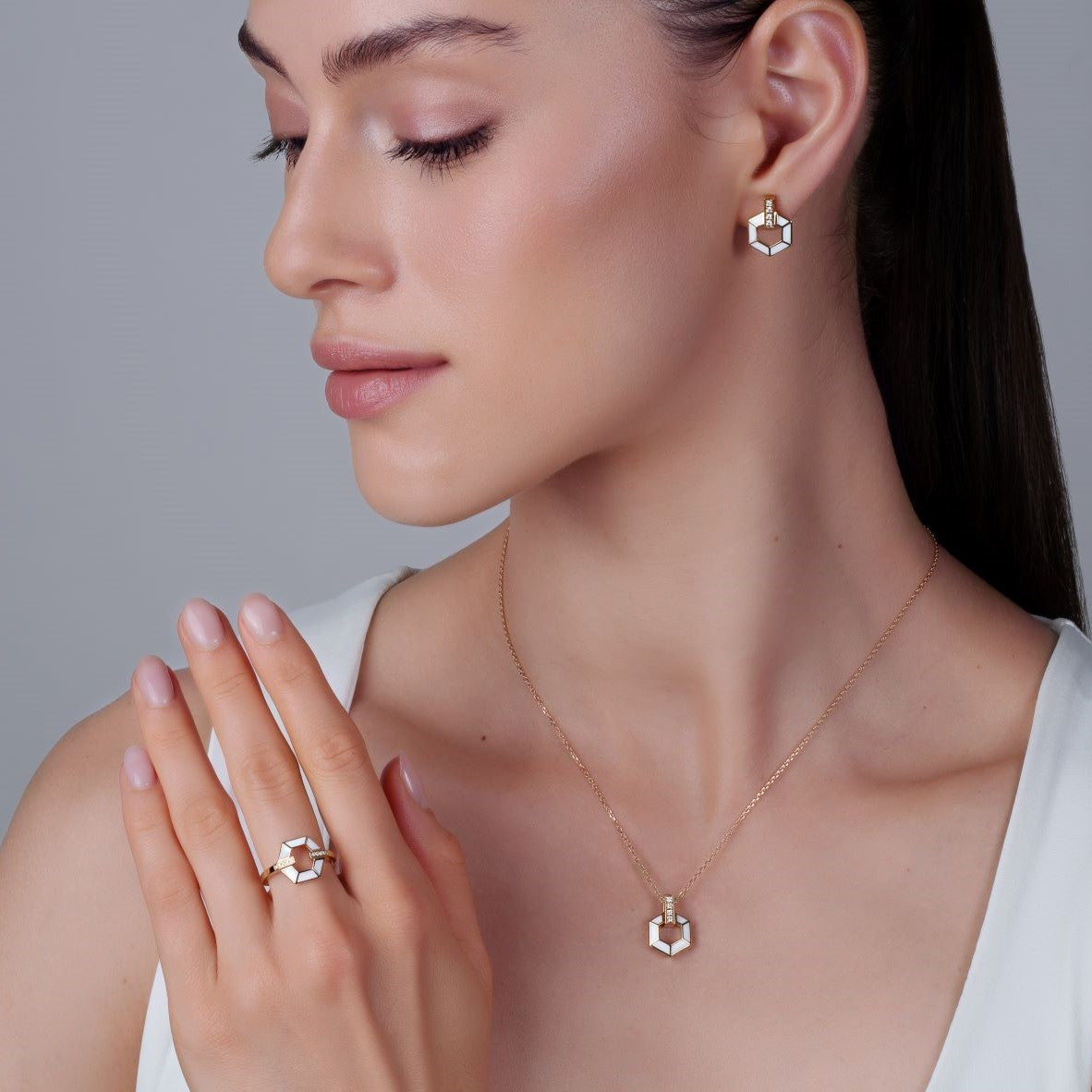 Ring mit Emaille und Diamanten