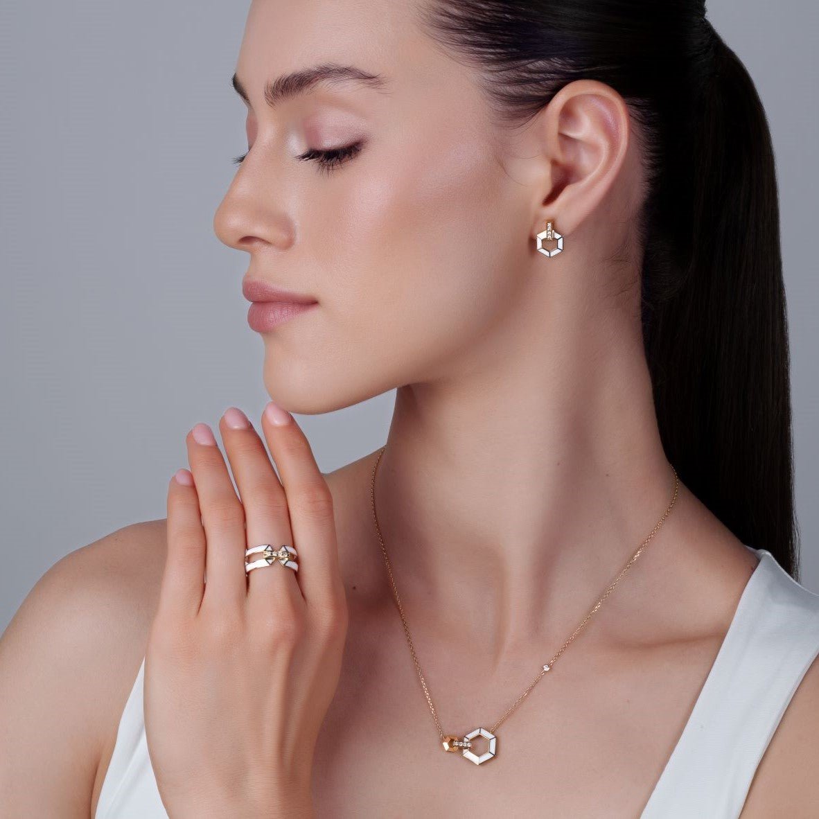 Ring mit Emaille und Diamanten