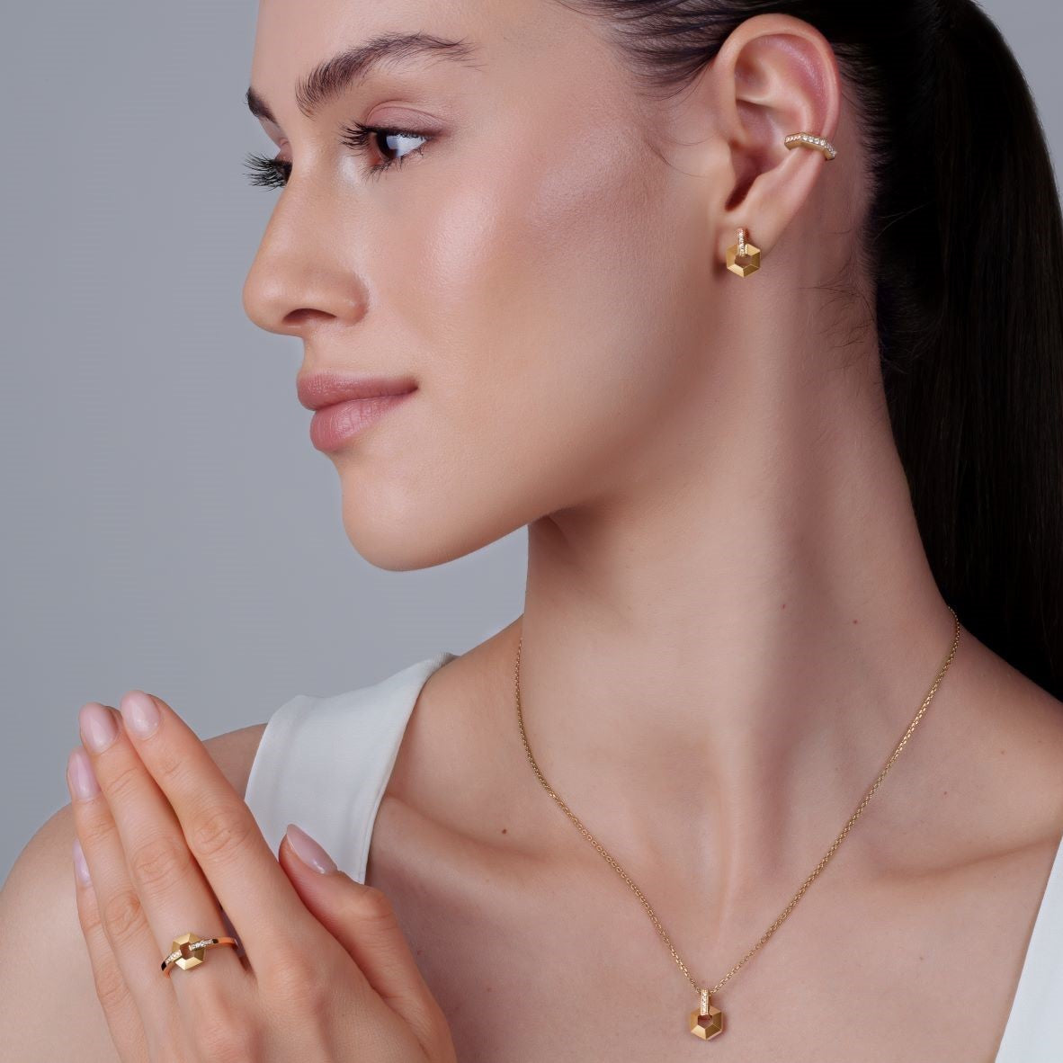 Kleine Halskette mit Emaille und Diamanten