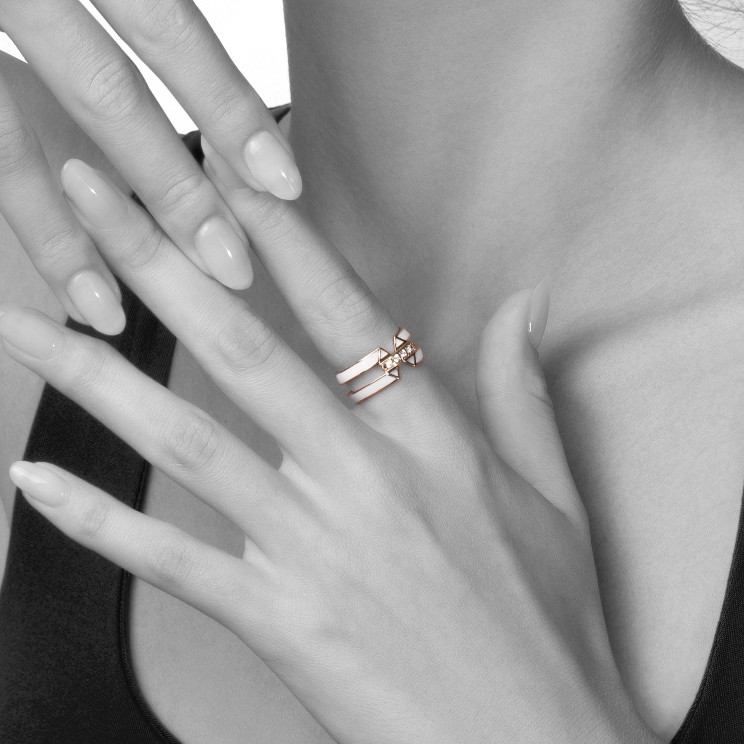 Ring mit Emaille und Diamanten
